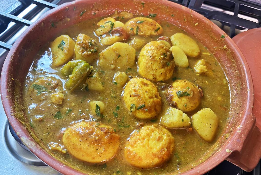 Egg And Aloo (curry egg with potato).